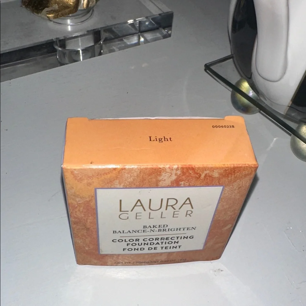 NIB LAURA GELLER Baked Balance-n-Brighten Color Correcting Foundation- Light